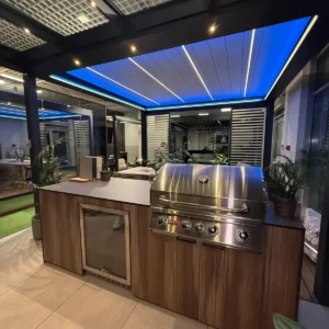 całoroczna kuchnia ogrodowa wyposażona w lodówkę oraz 4 palnikowego grilla