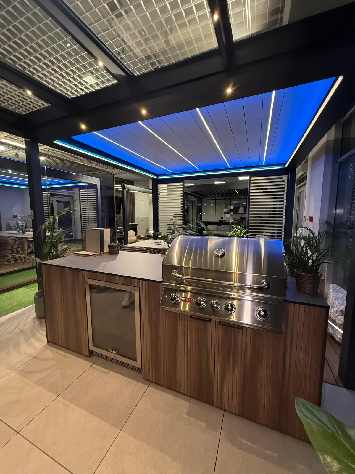 całoroczna kuchnia ogrodowa wyposażona w lodówkę oraz 4 palnikowego grilla