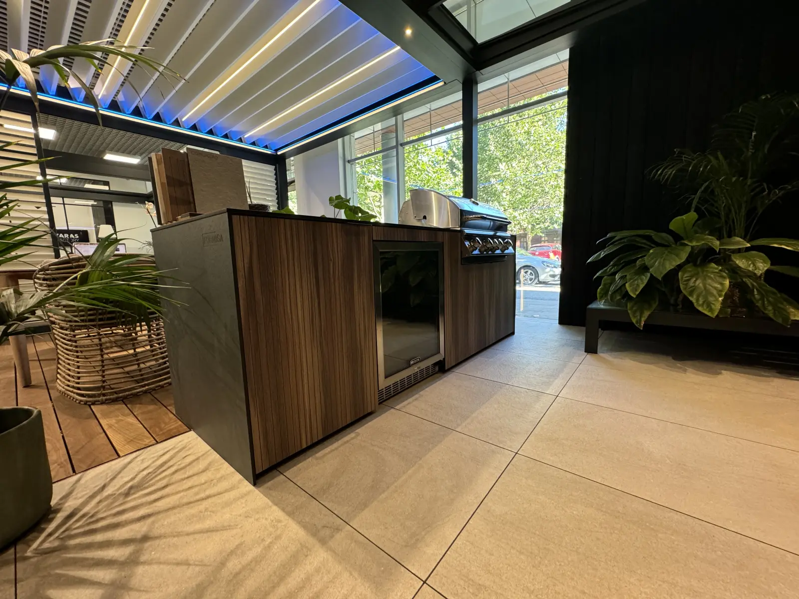 całoroczna kuchnia ogrodowa wyposażona w lodówkę oraz 4 palnikowego grilla