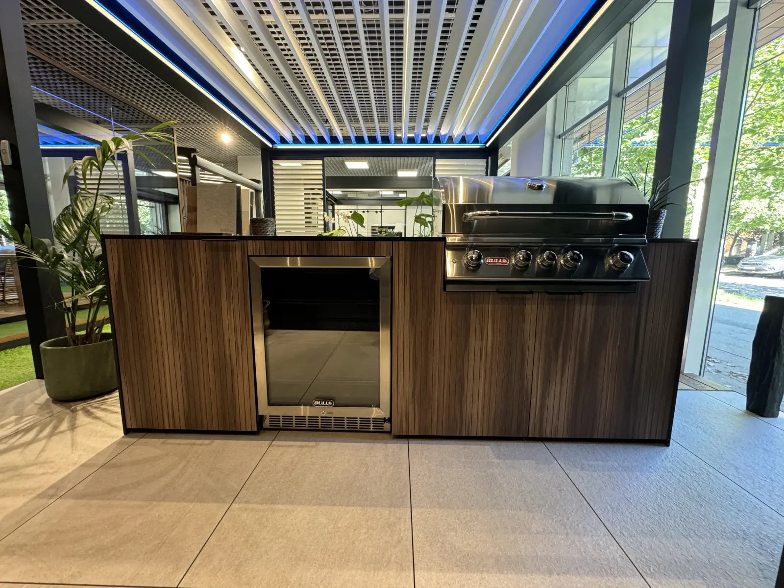 całoroczna kuchnia ogrodowa wyposażona w lodówkę oraz 4 palnikowego grilla