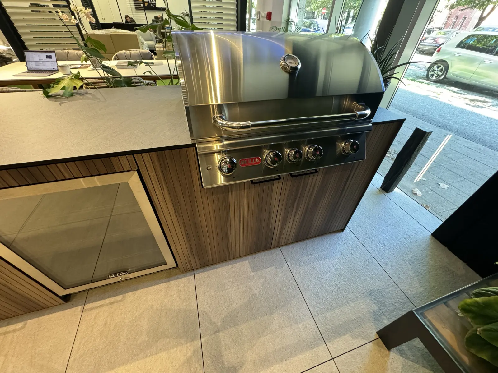 całoroczna kuchnia ogrodowa wyposażona w lodówkę oraz 4 palnikowego grilla