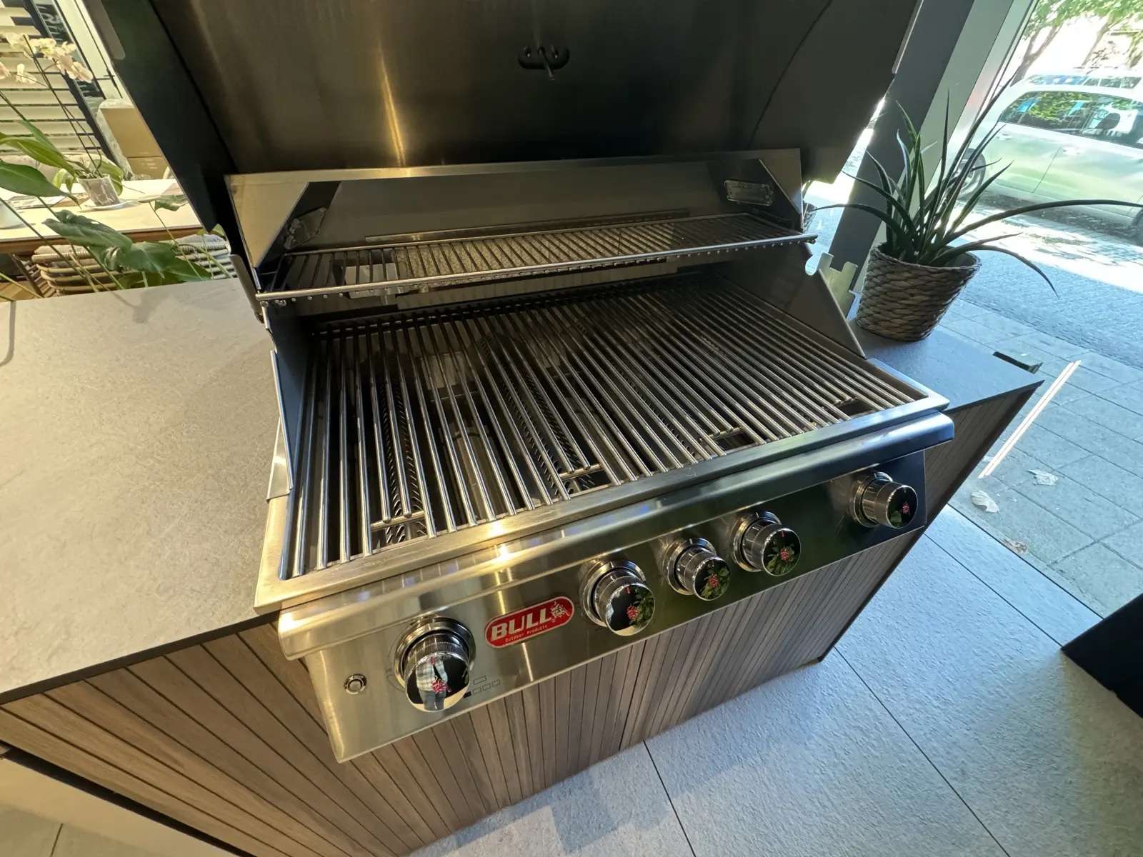 całoroczna kuchnia ogrodowa wyposażona w lodówkę oraz 4 palnikowego grilla