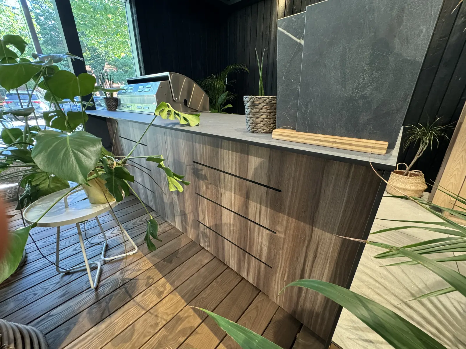 całoroczna kuchnia ogrodowa wyposażona w lodówkę oraz 4 palnikowego grilla