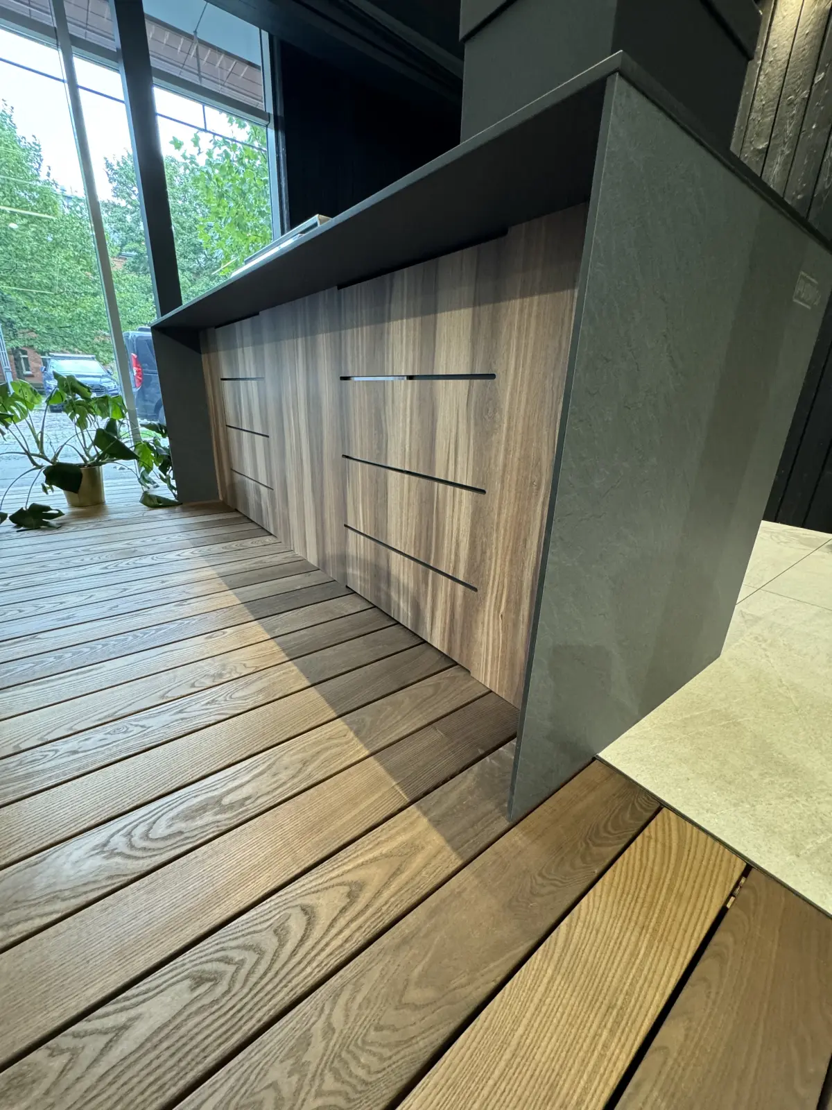 całoroczna kuchnia ogrodowa wyposażona w lodówkę oraz 4 palnikowego grilla