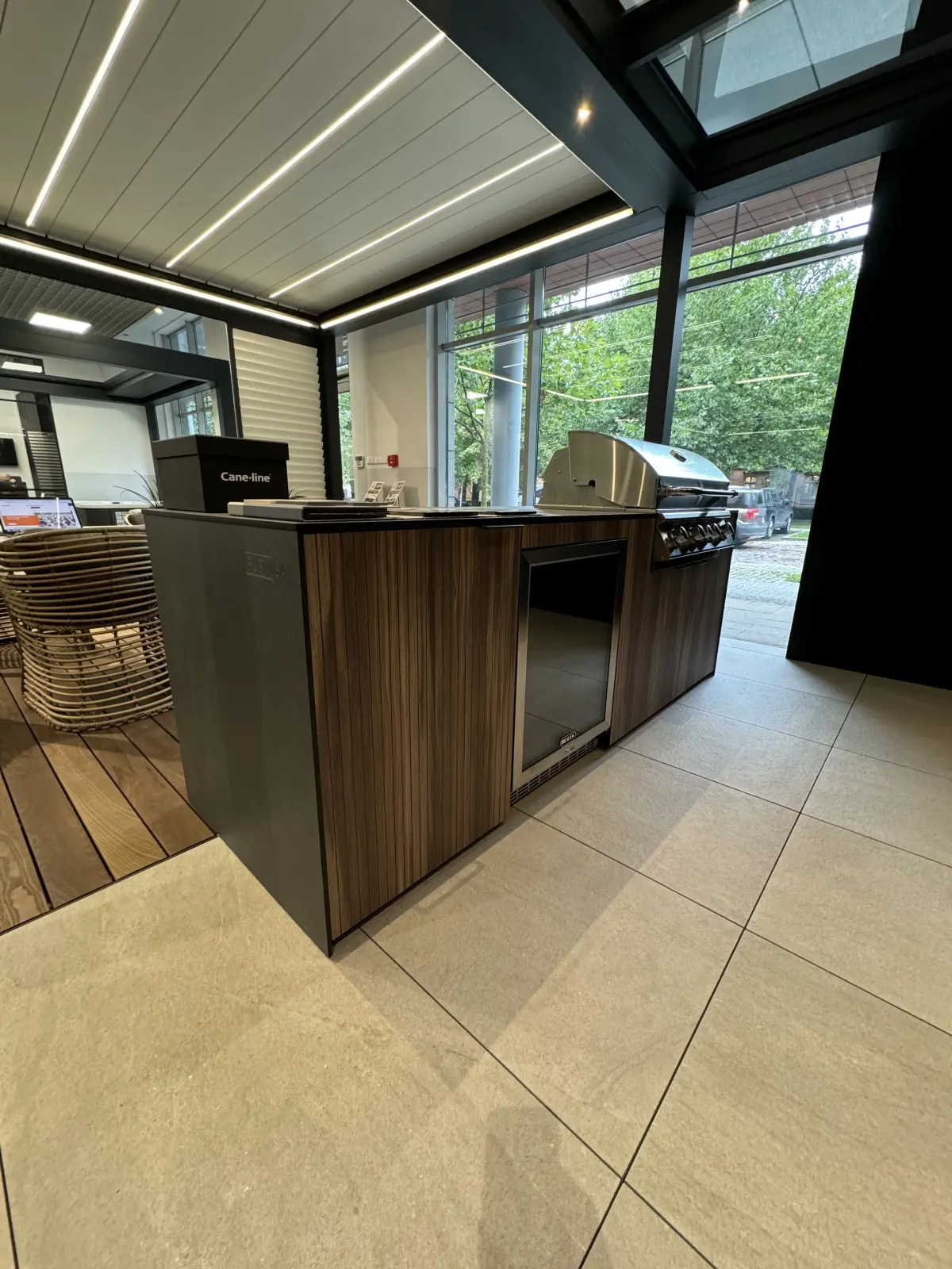 całoroczna kuchnia ogrodowa wyposażona w lodówkę oraz 4 palnikowego grilla