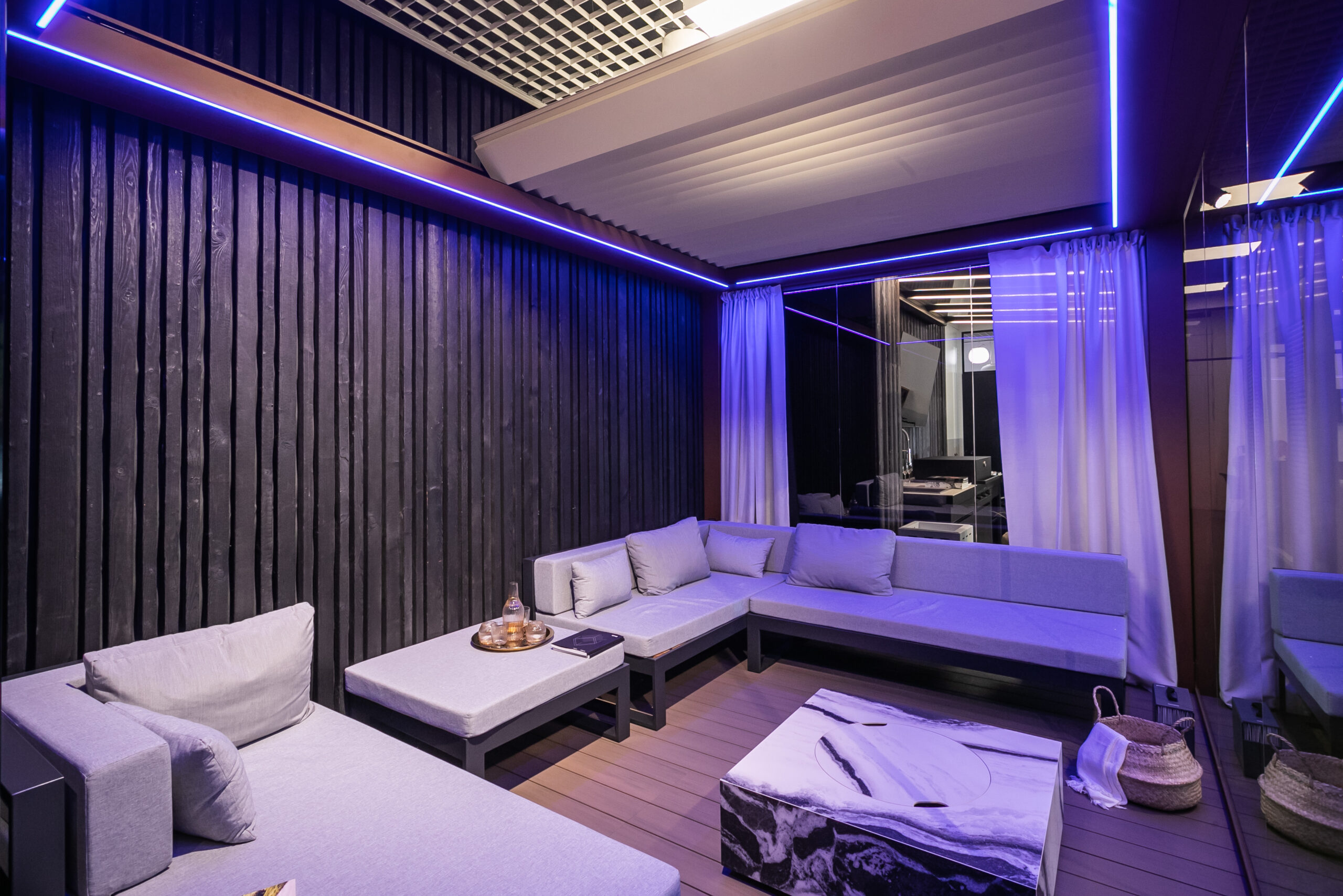 pergola bali 2 z ekspozycji z rozsuwanymi lamelami